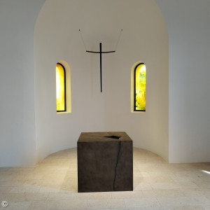Bild 1: Altar und Kreuz